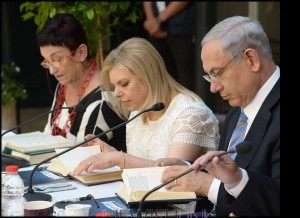 PM Netanyahu and his wife Sara at the Tanach Study Circle session lat night. 