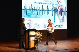 Eli Beer receiving award from Ometz org