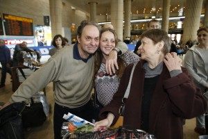 Photo Credit: Buzz Ratner / Ukrainian immigrants arrive to Ben Gurion Airport on Tuesday, March 24.