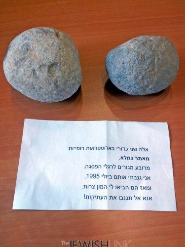Photographic credit: Dr. Dalia Manor, the Museum of Islamic and Near Eastern Cultures, Be’er Sheva Description: The trebuchet stones and the note accompanying them